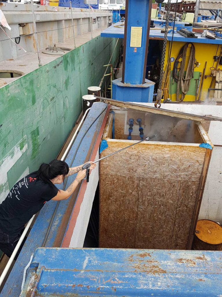 Annika Sprenger bekämpft professionell ein Wespennest.